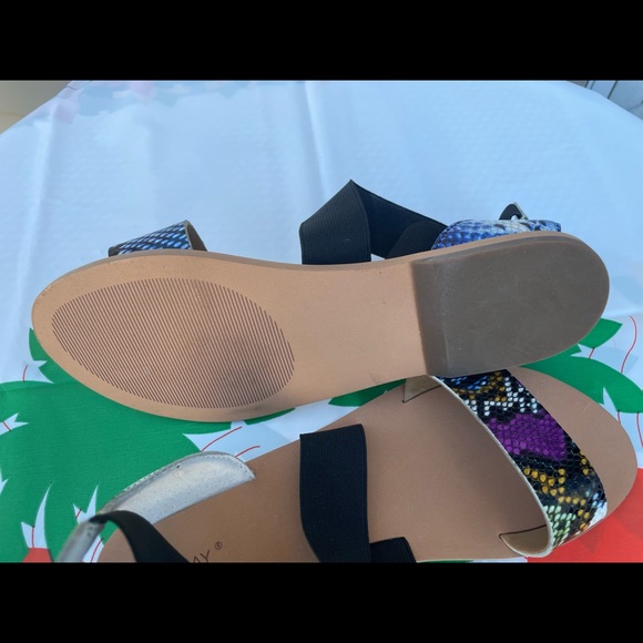 🏖 New ARRAY Sandals 🏖 - Picture 4 of 4